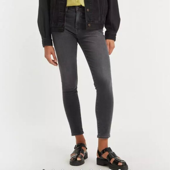 EUC Levi's 721 High Rise Skinny Jeans Black w/distressed knees - Picture 6 of 6